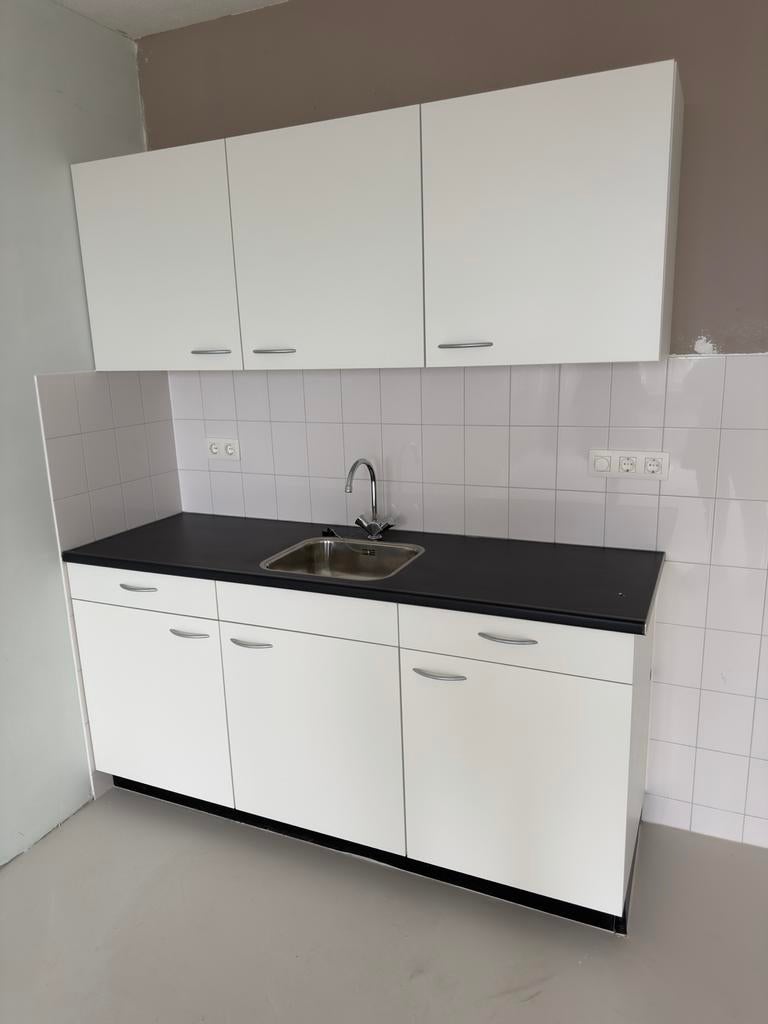 In goede staat witte keuken met donker werkblad en spoelbak, Wit, Nieuw, Enkelwandige keuken, Ophalen of Verzenden