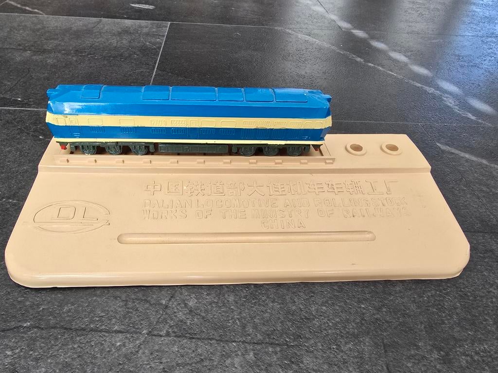 Plastic pennenhouder met trein uit China, Hobby en Vrije tijd, Modeltreinen | N-Spoor, Ophalen of Verzenden, Gelijkstroom, Overige merken