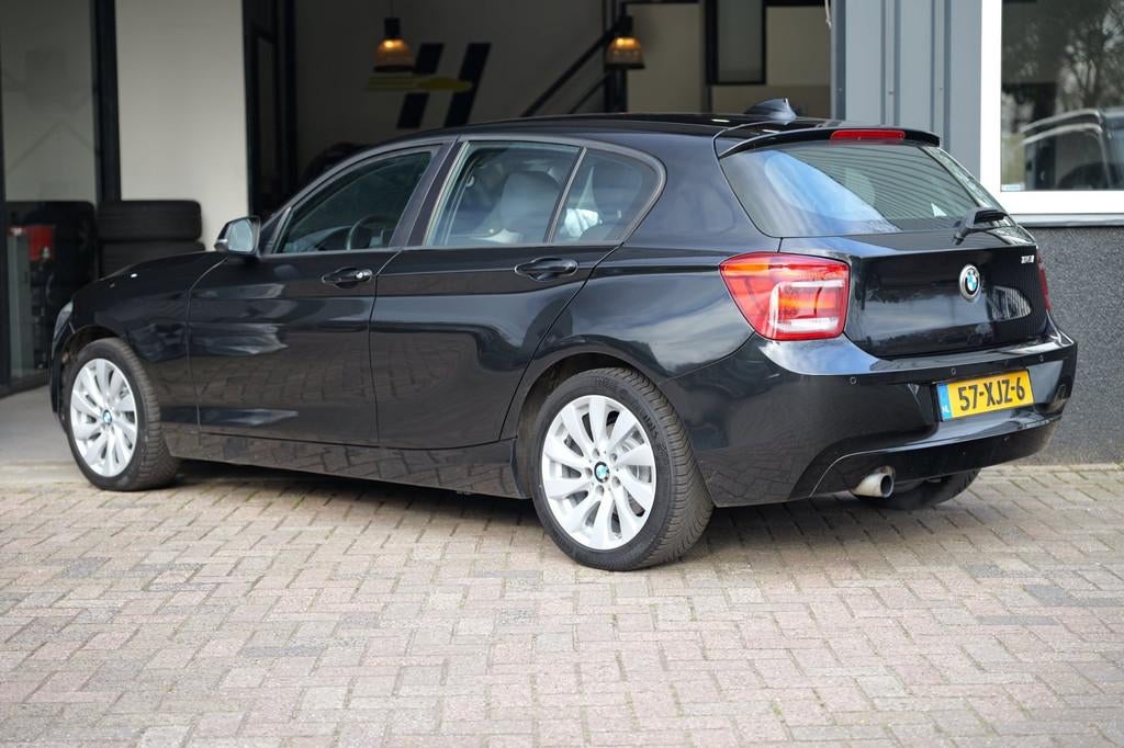 BMW 1-serie 116i Business AUT|Cruise C|LM velgen|Navi|Trekh, Euro 5, Gebruikt, Zwart, 4 cilinders