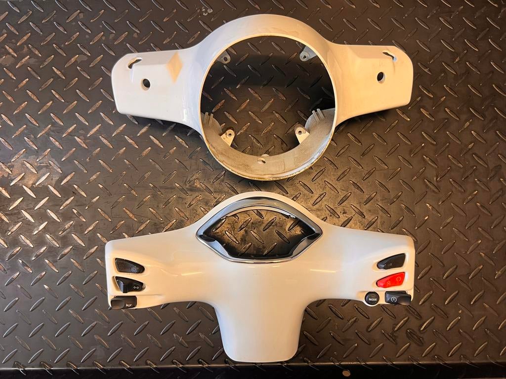 Stuurkappen Vespa GTS 125 250 300 onderdelen glans wit, Ophalen of Verzenden, Vespa, Stuurkappen, GTS