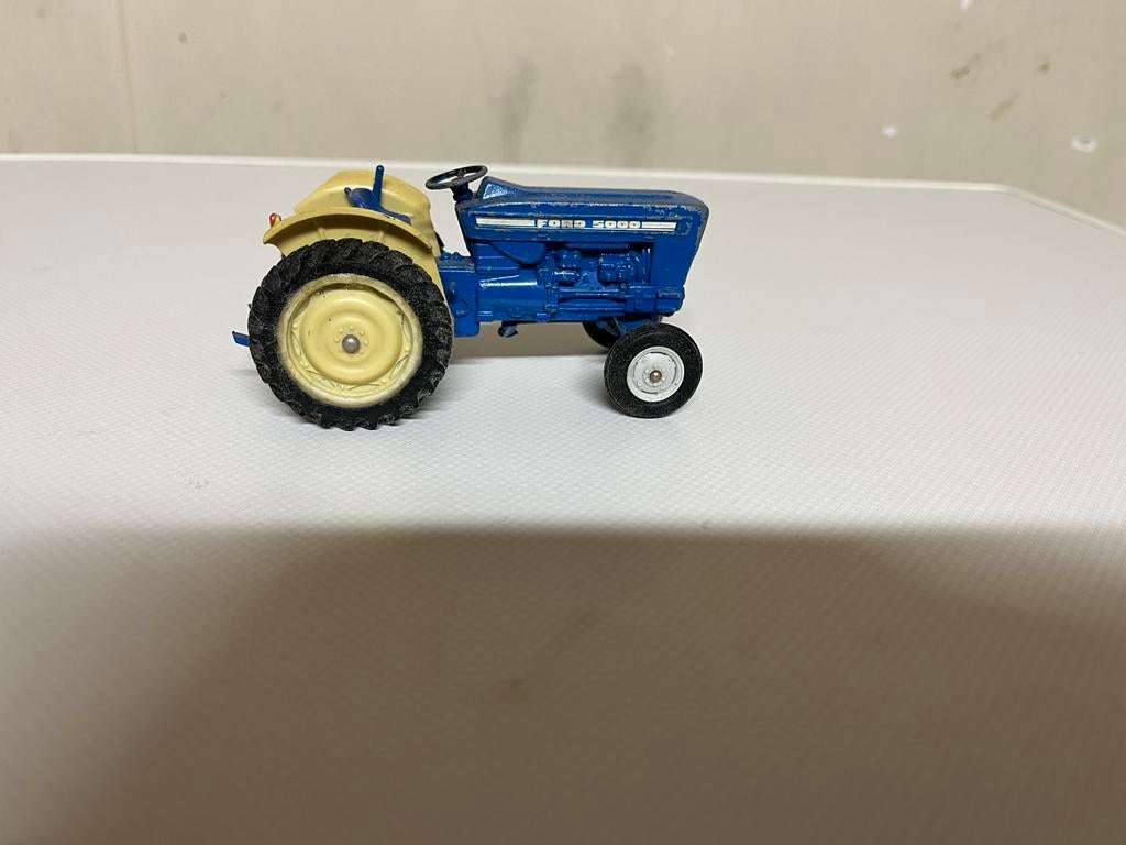 Britains 9527, Ford 5000 met RONDE spatborden, Schaal 1:32, Hobby en Vrije tijd, Ophalen of Verzenden, Gebruikt, Tractor of Landbouw