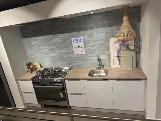 Rechte showroomkeuken gasfornuis, Ophalen, Wit, Nieuw, Enkelwandige keuken