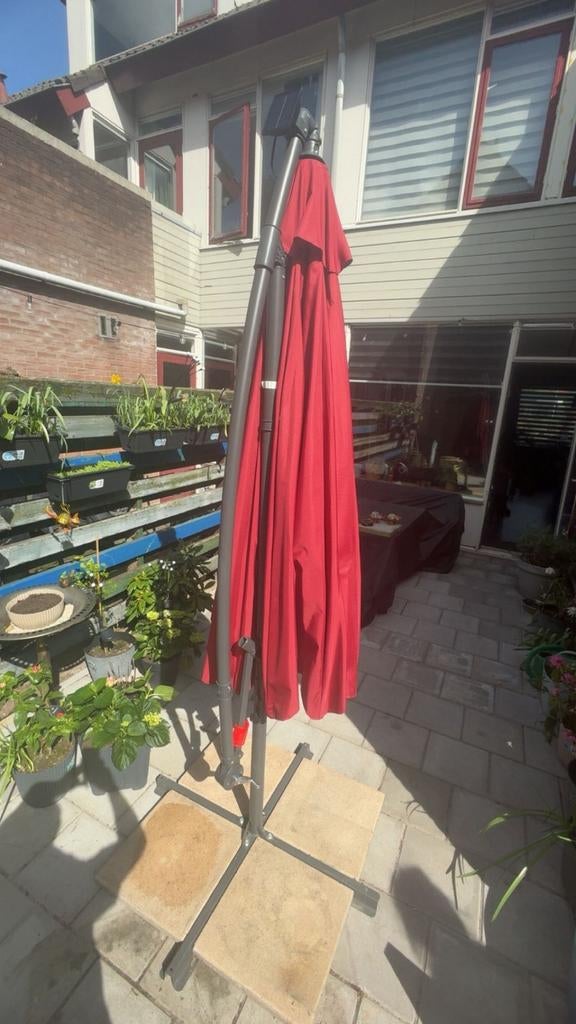 Rode zweefparasol met LED verlichting, Tuin en Terras, Parasols, Gebruikt, Zweefparasol, 2 tot 3 meter, Kantelbaar, Verstelbaar