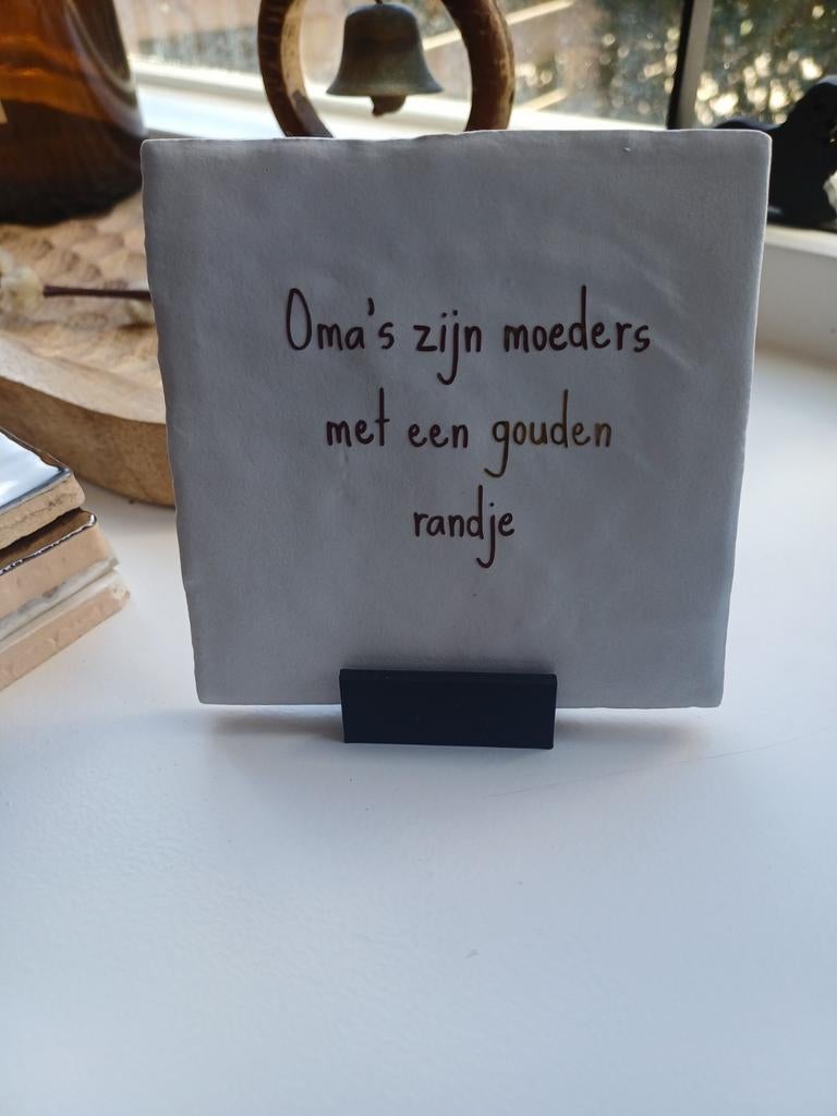 Parelmoer tegeltje: Oma's zijn moeders met een gouden randje, Antiek en Kunst, Antiek | Wandborden en Tegels, Ophalen of Verzenden