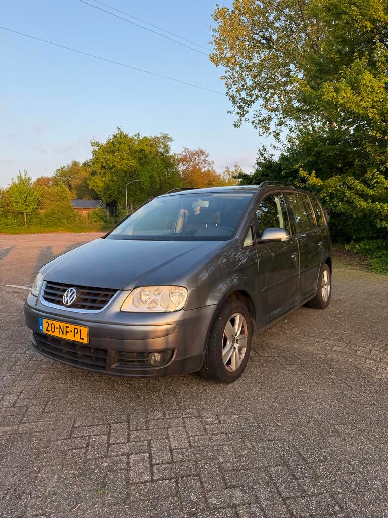 Volkswagen Touran 1.6 Grijs, Auto's, 4 cilinders, 7 stoelen, Origineel Nederlands, 75 €/maand