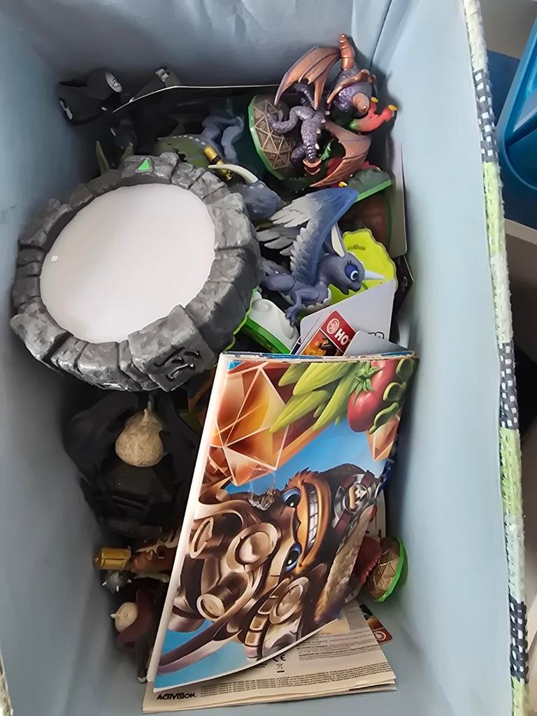 Hele doos Skylanders poppetjes + portaal, 2 spelers, Zo goed als nieuw, Vanaf 7 jaar, Ophalen