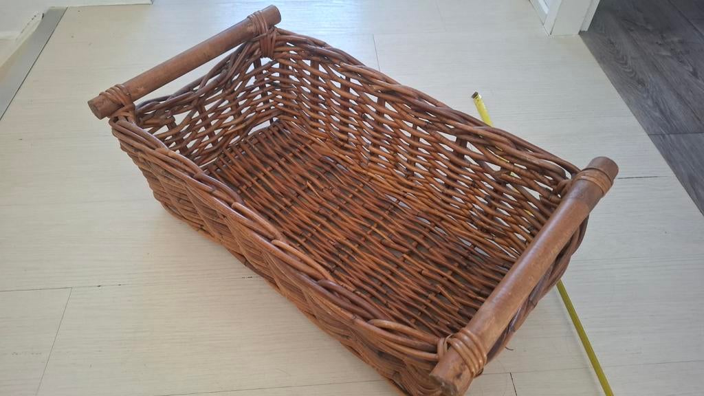 Rieten mand met houten handvatten, Huis en Inrichting, Gebruikt, Mand, Ophalen of Verzenden, Riet