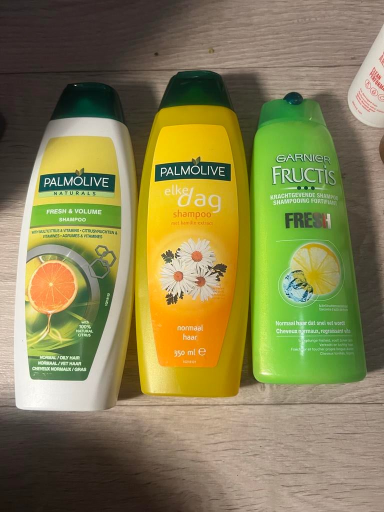 Drie flessen shampoo van Palmolive en Garnier, Sieraden, Tassen en Uiterlijk, Uiterlijk | Haarverzorging, Nieuw, Shampoo of Conditioner