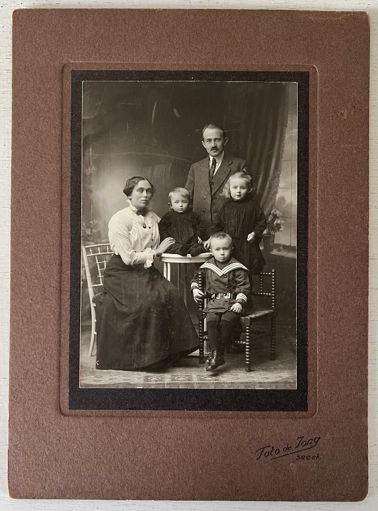 Oude Boudoir Card gezin (Foto de Jong, Sneek), Verzamelen, Foto's en Prenten, Ophalen of Verzenden, Voor 1940, Gebruikt, Foto
