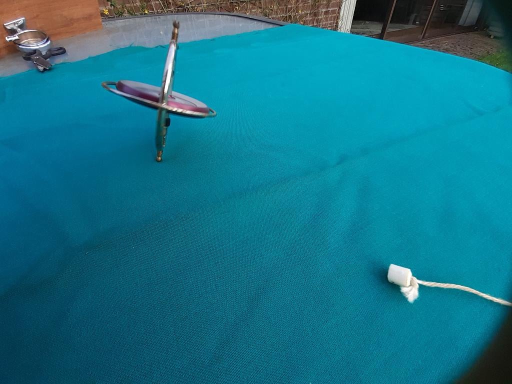 Speelgoed gyroscoop, Ophalen