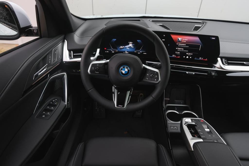 BMW iX2 eDrive20 High Executive M Sport / Panoramadak / Trek, 478 km, X2, Met garantie (alle), 24 min