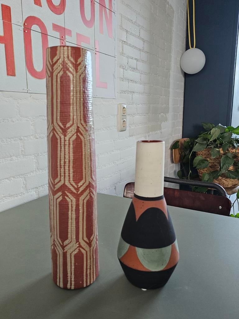 2 prachtige vazen terracotta, Wit, Aardewerk of Porselein, Ophalen of Verzenden, Zo goed als nieuw