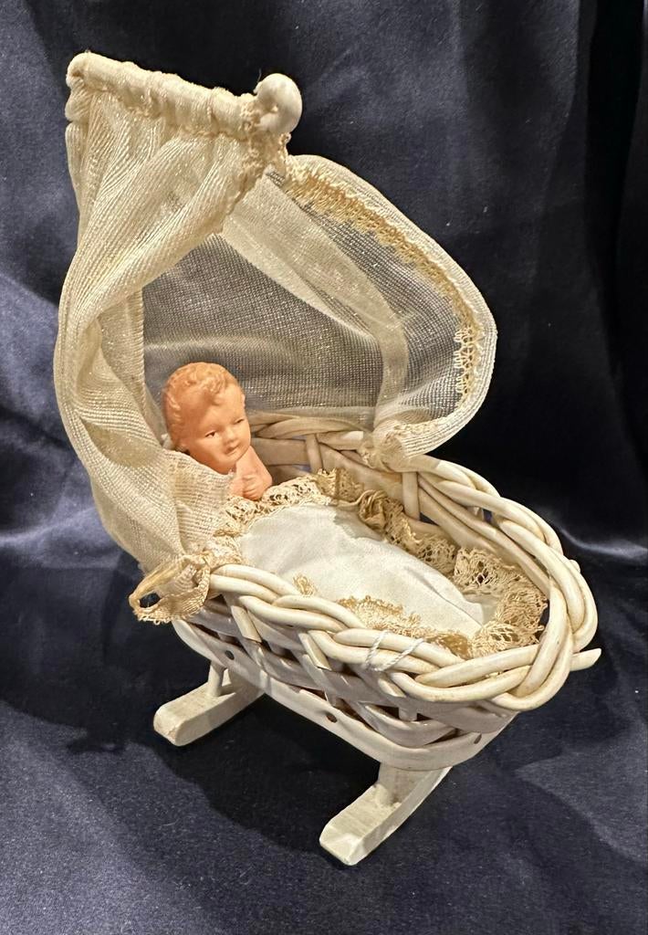 Vintage miniatuur poppenhuis bedje wiegje, Ophalen of Verzenden, Gebruikt, Overige typen