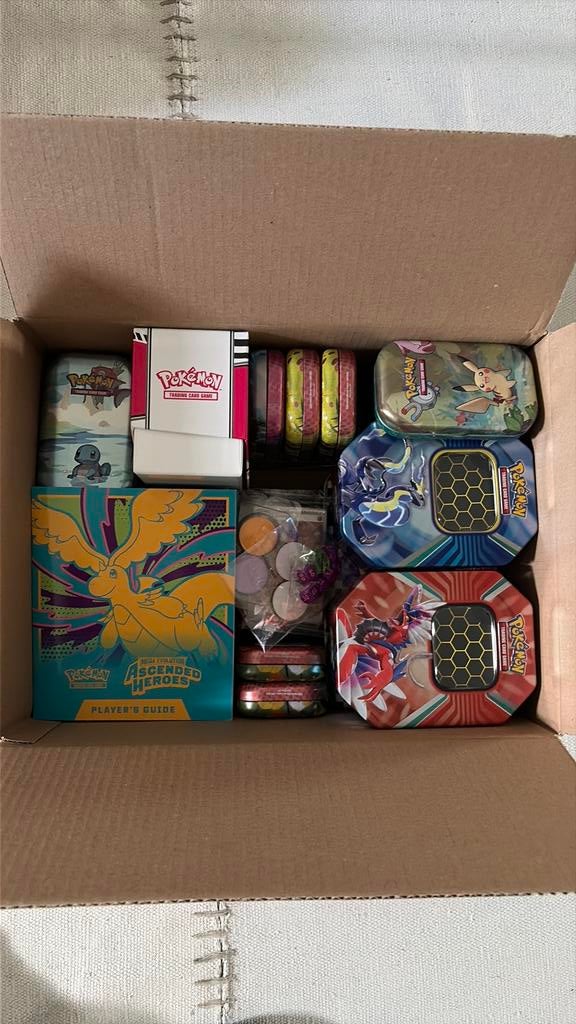 Doos vol Pokémon spulletjes, Hobby en Vrije tijd, Verzamelkaartspellen | Pokémon, Ophalen of Verzenden, Zo goed als nieuw, Overige typen