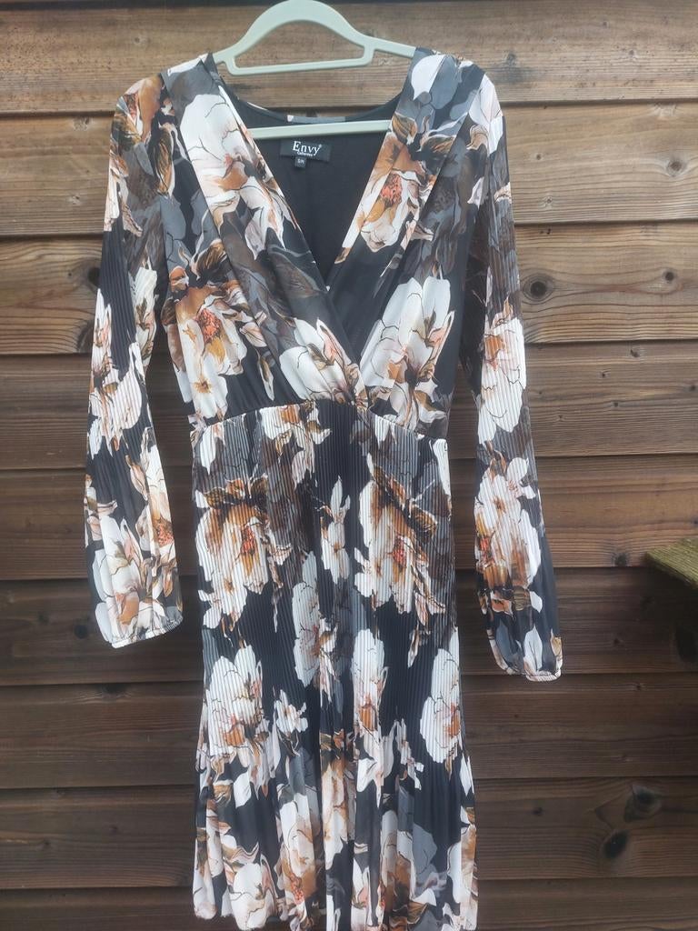 Zwarte bewerkte jurk plissé Envy maat SM, Kleding | Dames, Jurken, Ophalen of Verzenden, Zo goed als nieuw, Zwart, Onder de knie