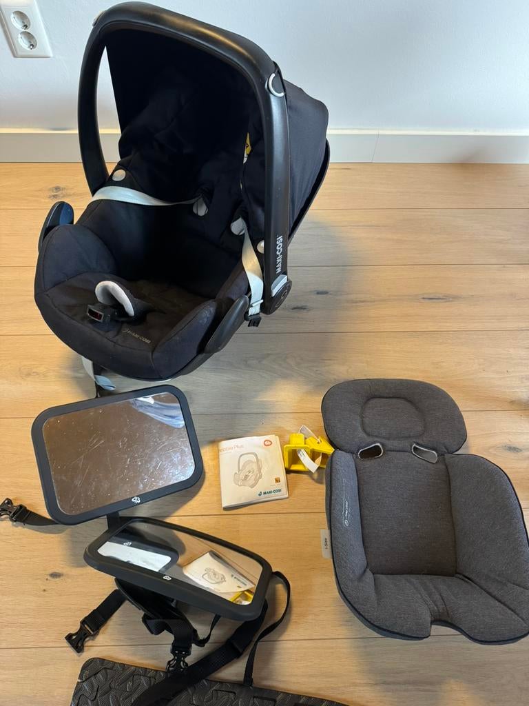 Maxi Cosi pebble plus & cabrio fix + babyverkleiner + spiege, Ophalen of Verzenden, Gebruikt, Maxi-Cosi