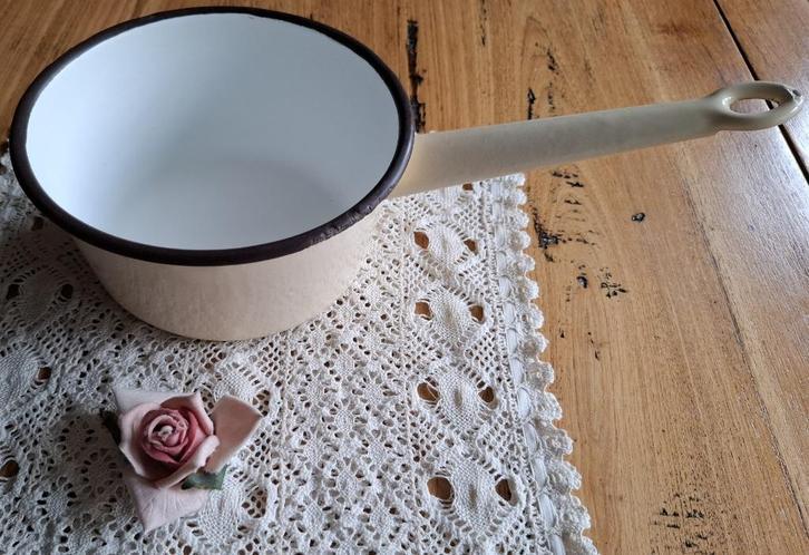 Frans brocante creme emaille steelpan met zwart randje, Ophalen of Verzenden