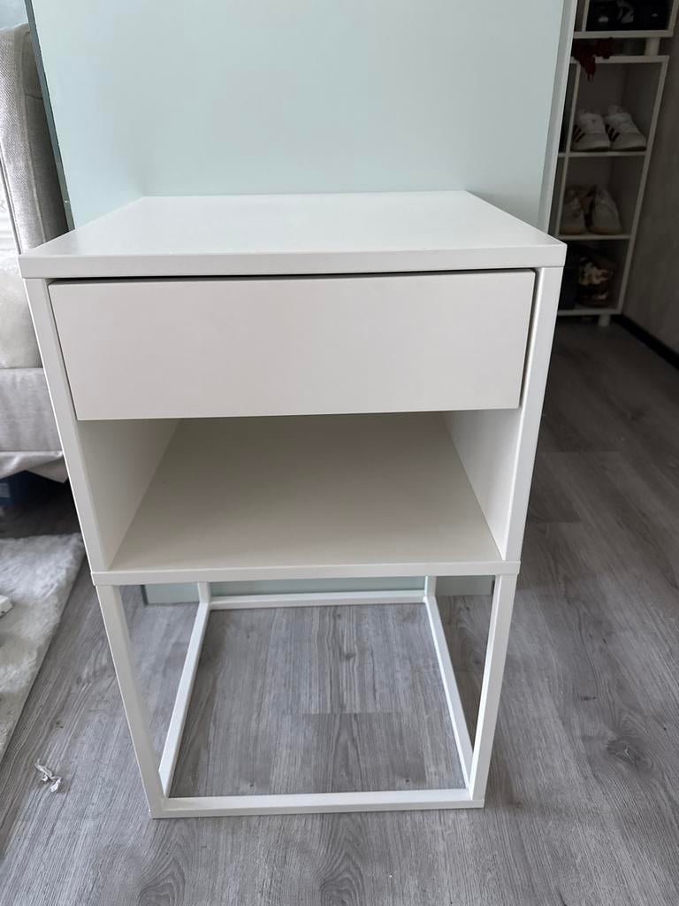 IKEA Vikhammer Nachtkastje - Wit, Huis en Inrichting, Slaapkamer | Nachtkastjes, Ophalen, Minder dan 45 cm, 55 tot 70 cm, Zo goed als nieuw