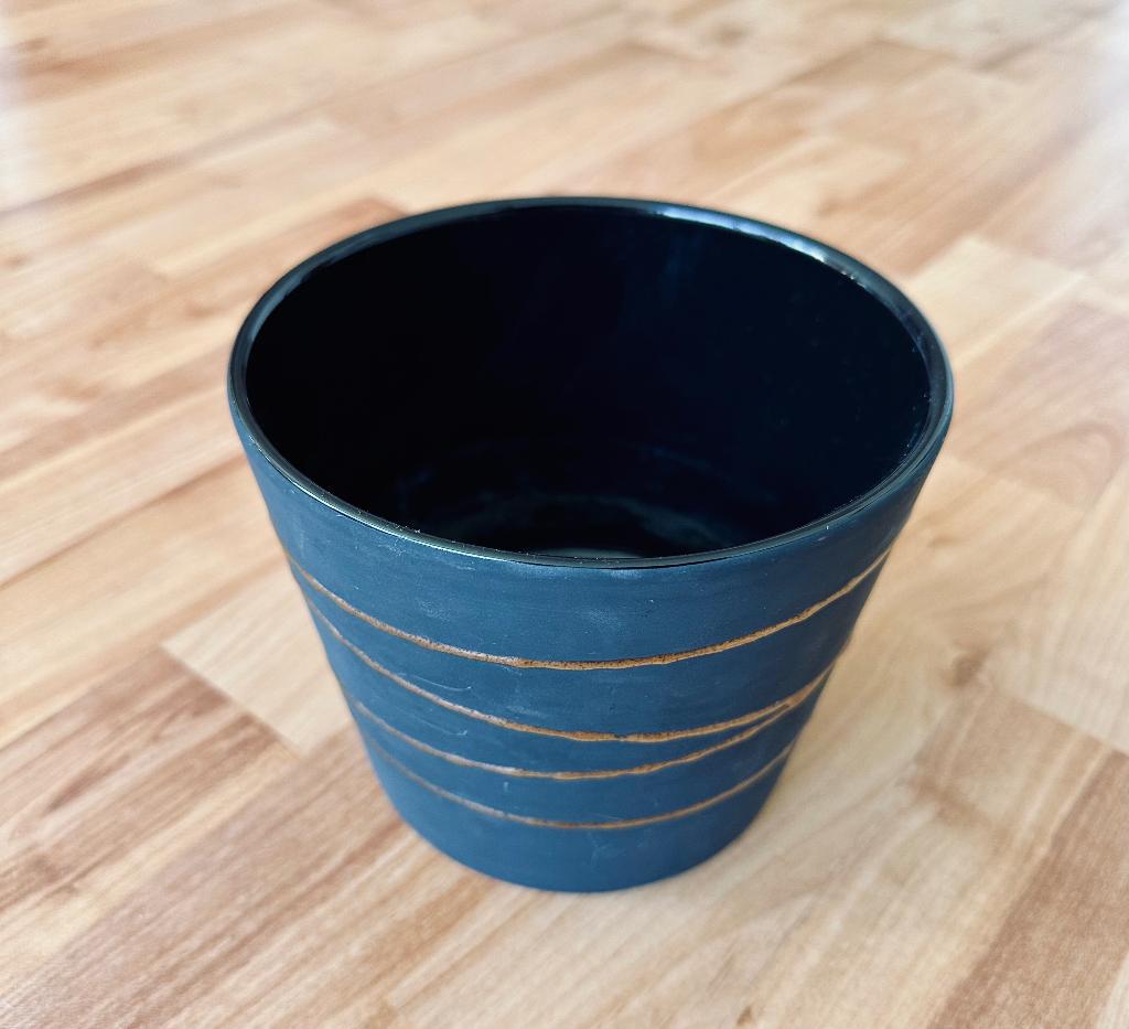 Bloempot zwart-mat met goudkleurige strepen, Ophalen, Gebruikt, Rond, Binnen