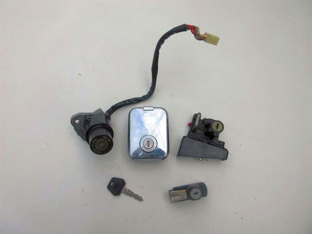 Kawasaki Z305 slotenset contactslot tankdop zadelslot 305LTD, Ophalen of Verzenden, Gebruikt