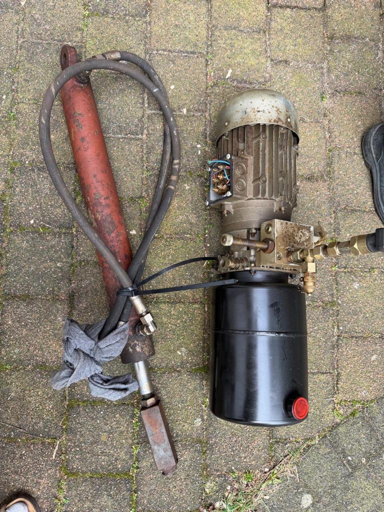 Hydraulic pomp met cilinder, Ophalen, Gebruikt