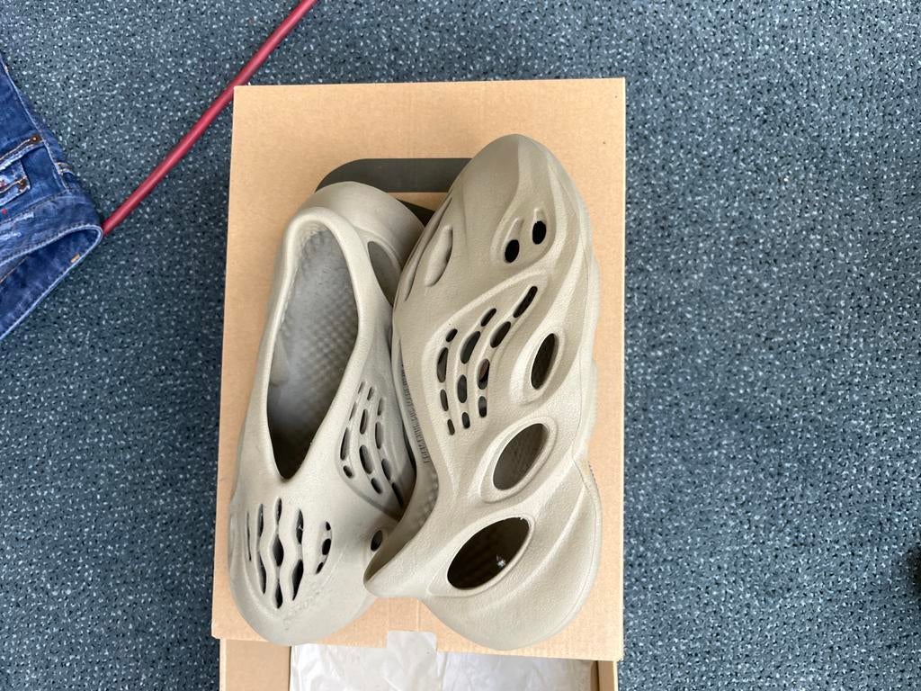 Yeezy foamrunners maat 38, Kleding | Dames, Schoenen, Ophalen, Gedragen, Beige, Slippers