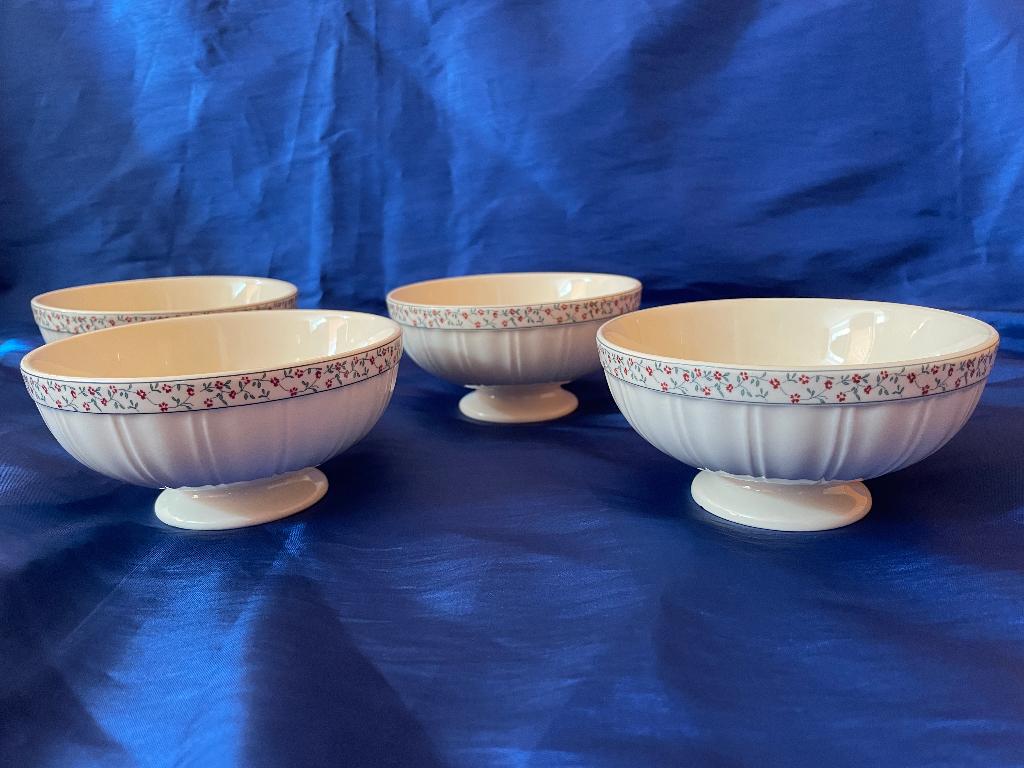 4 Schaaltjes met bloemenrand / Queens garden, Verzenden, Overige stijlen, Aardewerk, Schaal of Schalen