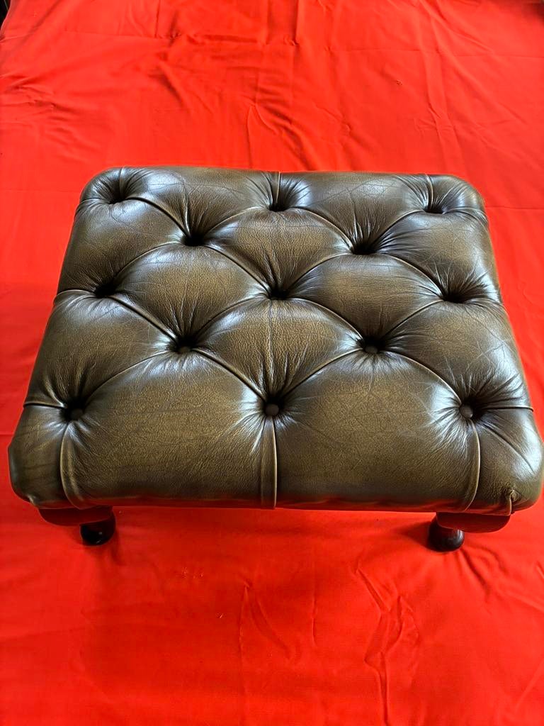CHESTERFIELD HOCKER/ VOETENBANK OLIJF GROEN LEDER 150 EURO, Ophalen, Zo goed als nieuw, Rechthoekig, 75 tot 100 cm