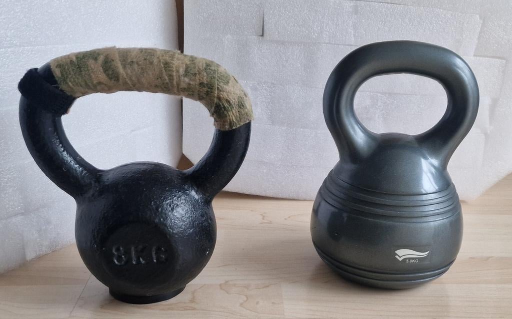Kettlebells set: 8 kg en 5 kg gewicht, Sport en Fitness, Fitnessmaterialen, Gebruikt, Kettlebell, Armen, Benen, Borst, Buik, Rug
