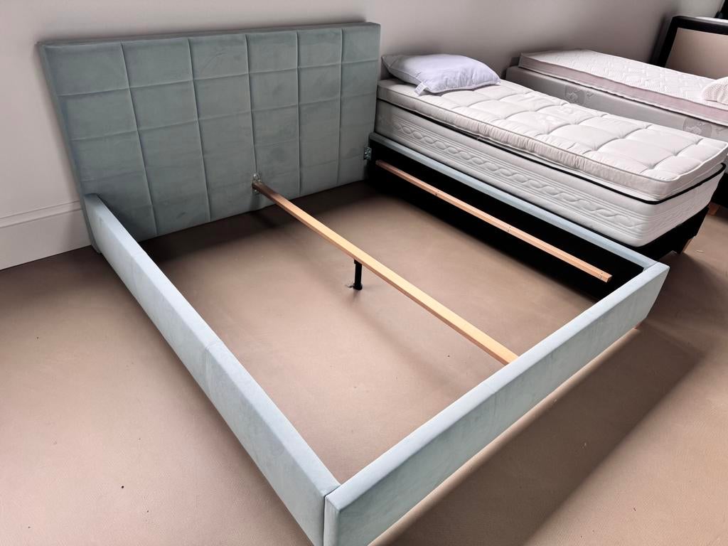 Gestoffeerde ledikant 180/200, Ophalen, Zo goed als nieuw, Tweepersoons, 180 cm