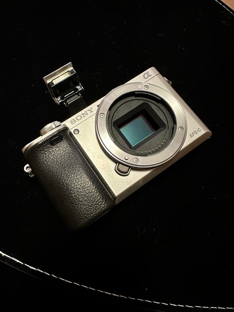 Sony A6000 zilver, Audio, Tv en Foto, Fotocamera's Digitaal, Gebruikt, Compact, Ophalen of Verzenden, Sony