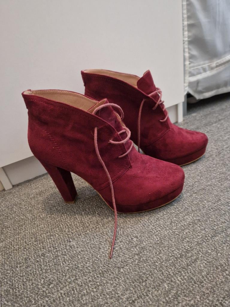 Bordeauxrode laarsjes met hak maat 41, Zwart, Lage of Enkellaarzen, Ophalen of Verzenden, Zo goed als nieuw