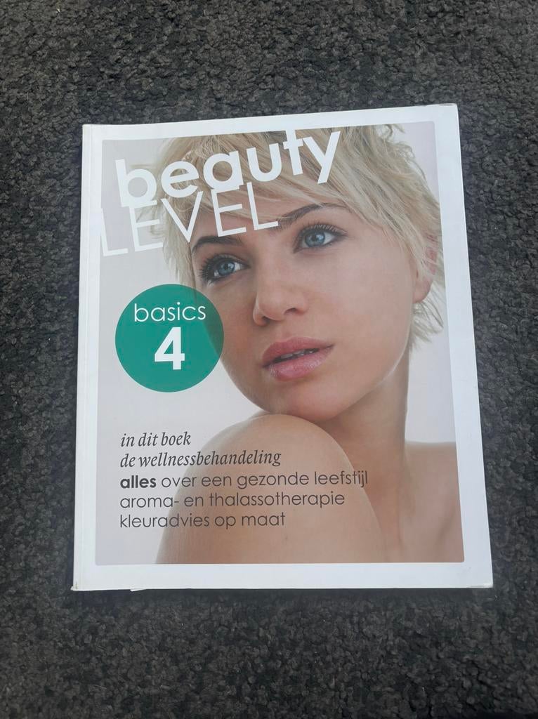 Schoolboek; beauty level 4, Ophalen of Verzenden, Nieuw, Overige niveaus