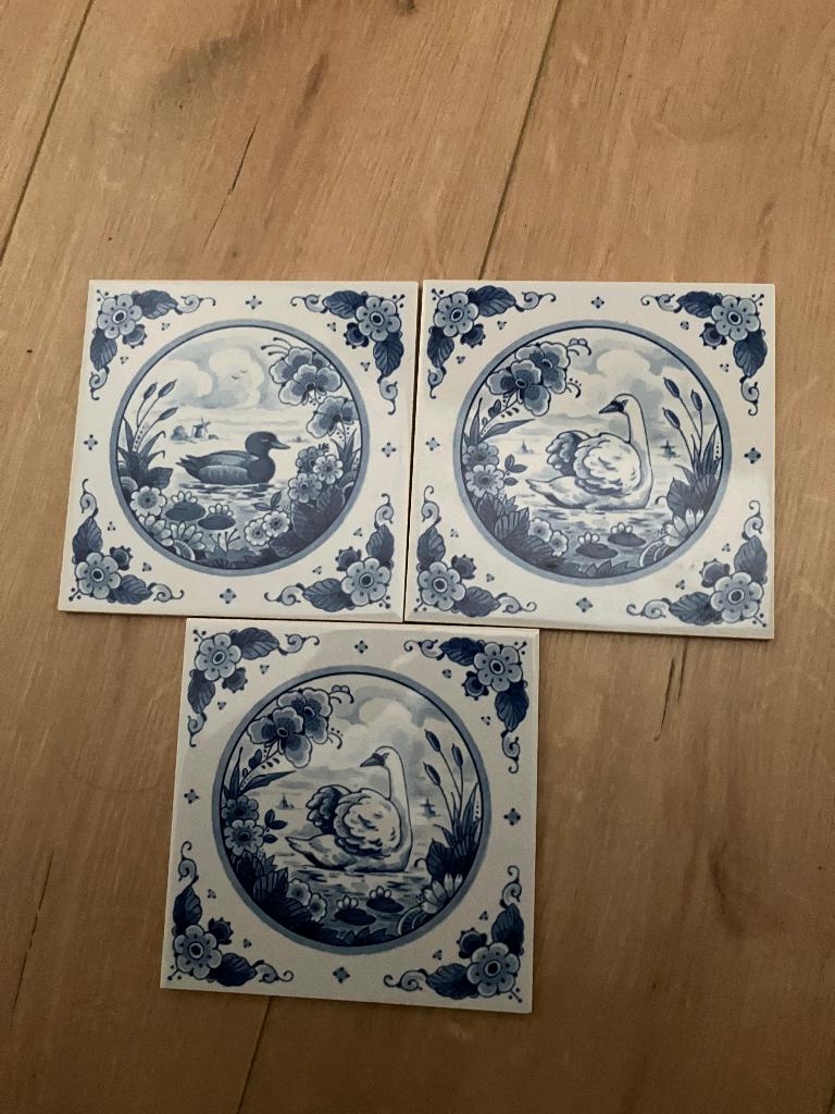 Delfts blauw drie tegels eend en zwaan, Antiek en Kunst, Antiek | Wandborden en Tegels, Verzenden