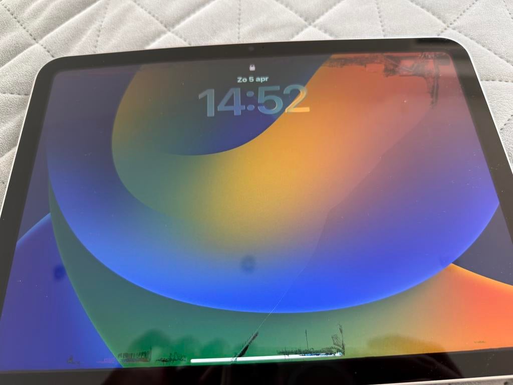 Complete Set: iPad 10 (Zilver) met Gele Smart Folio Oplader, 10 inch, Gebruikt, Apple iPad, Ophalen of Verzenden