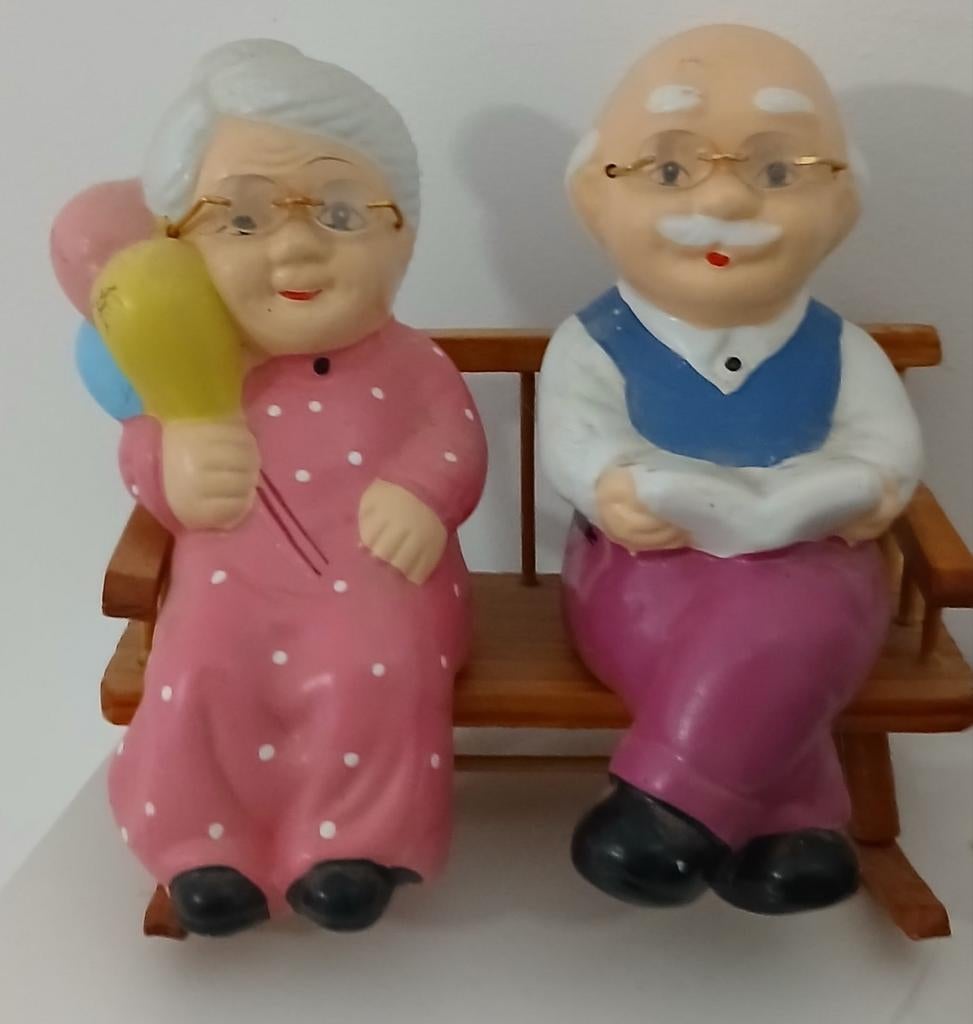 Oud stel op bankje beeldje, Ophalen of Verzenden
