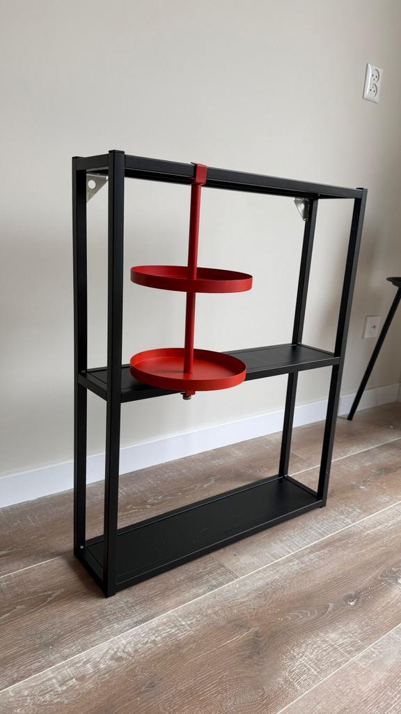 Zwart metalen rek met rood etagere, Ophalen, Zo goed als nieuw
