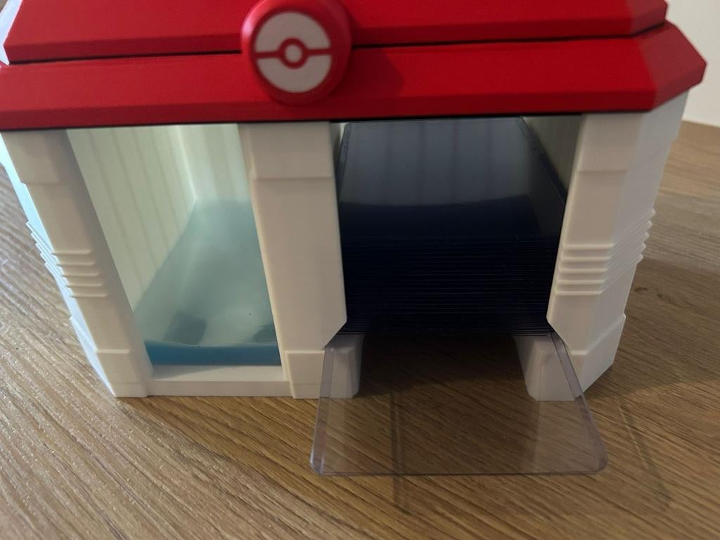 Pokemon Pokecenter sleeve en toploader houder, Ophalen of Verzenden, Nieuw, Losse kaart, Foil