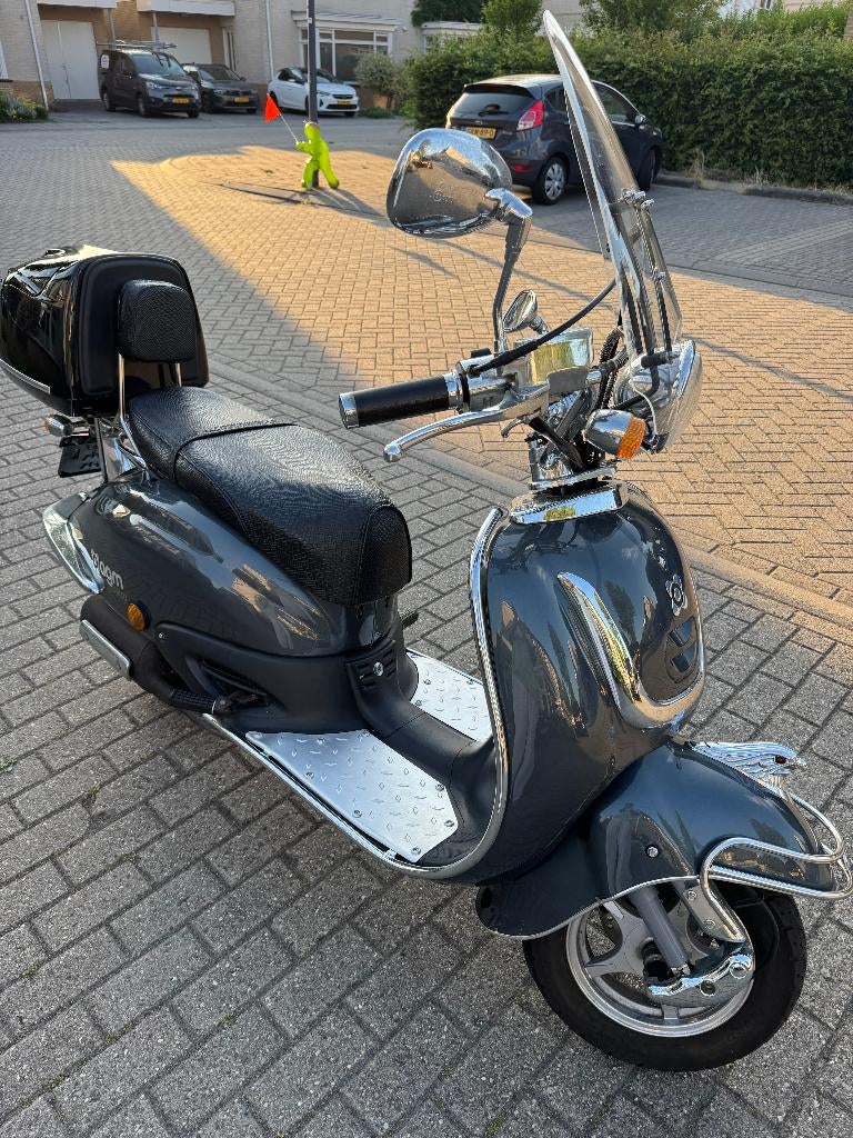 mooie retroscooter met helmen, Fietsen en Brommers, Scooters | Overige merken, Ophalen, Gebruikt, Maximaal 45 km/u, AGM