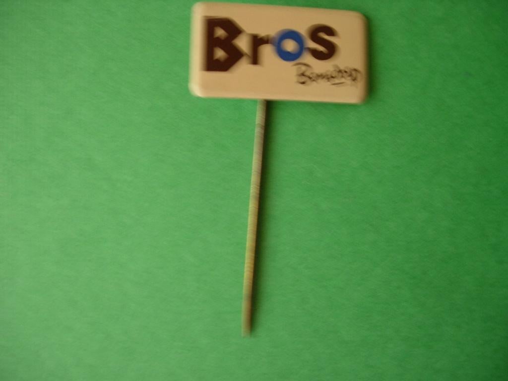 Speldje van BROS (blauwe O) Bensdorp, Verzenden, Zo goed als nieuw, Merk, Speldje of Pin