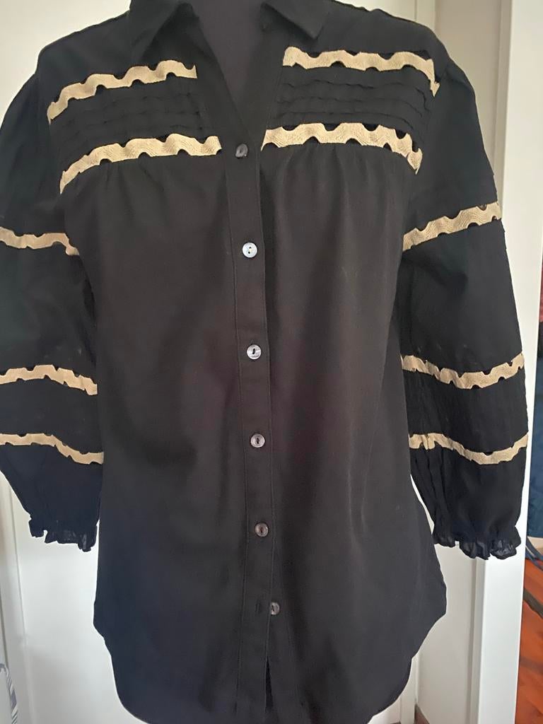 Zwarte blouse maat 40 met roesjes, Ophalen of Verzenden, Zo goed als nieuw