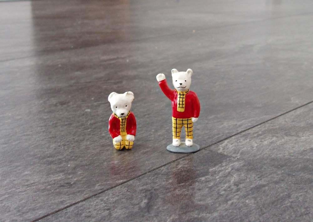 2 Metalen Rupert Bear beeldjes - Bruintje Beer, Verzenden, Overige figuren, Zo goed als nieuw, Beeldje of Figuurtje