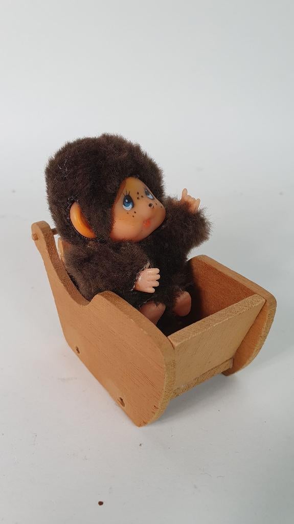 Vintage Mini Monchhichi poppetje, houten slee. 8B11, Tweedehands verkoop, Tweedehands verkoop, Gebruikt, Ophalen of Verzenden