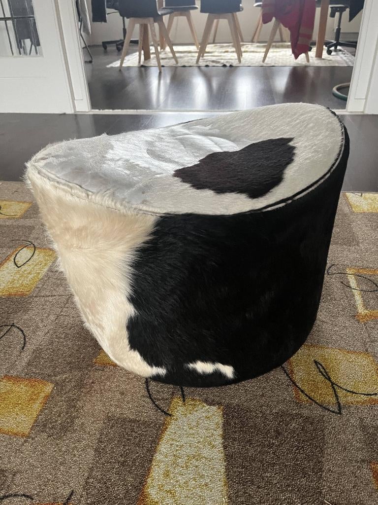 Cow skin footstool, Huis en Inrichting, Banken | Voetenbanken en Poefen, Ophalen, Overige materialen, Minder dan 50 cm, Gebruikt