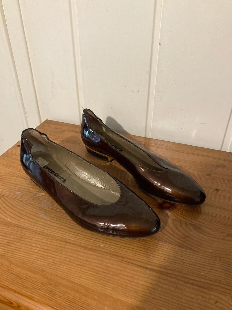 Elegante donker paarse lak leren pumps van Aventura, mt 39,5, Pumps, Overige kleuren, Aventura, Ophalen of Verzenden