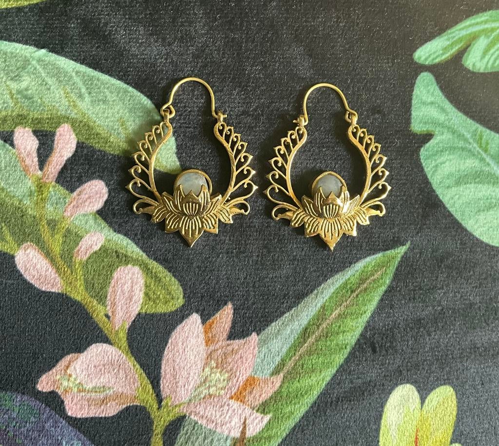 Mandala Lotus bloem oorbellen met maansteen, Overige materialen, Hangers, Ophalen of Verzenden, Zo goed als nieuw