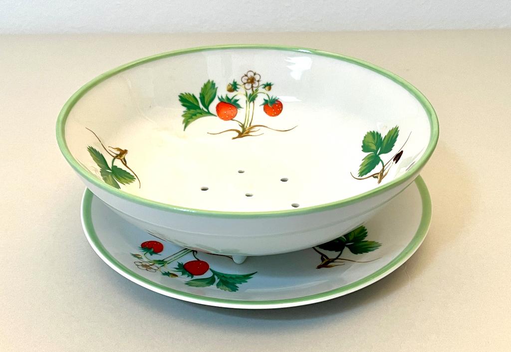 Origineel aardbeienschaaltje met bord van Bohemia, Huis en Inrichting, Keuken | Servies, Gebruikt, Ophalen of Verzenden, Bord(en)