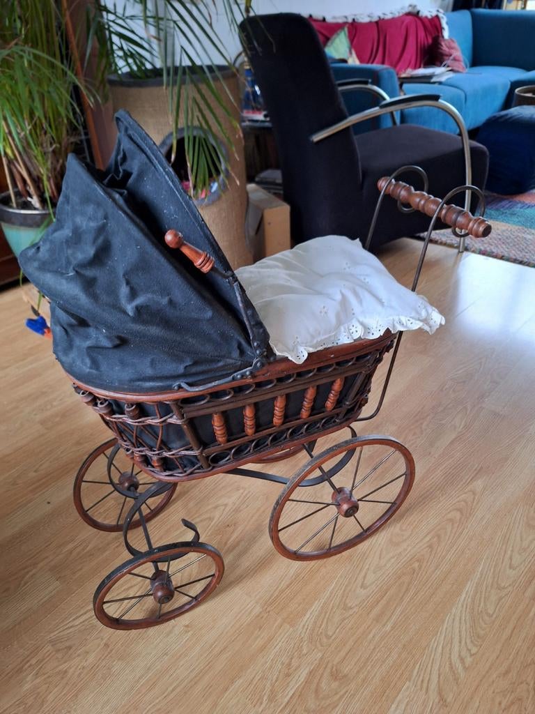 nostalgisch poppenwagentje met pop in nostalgische kleding.I, Ophalen of Verzenden