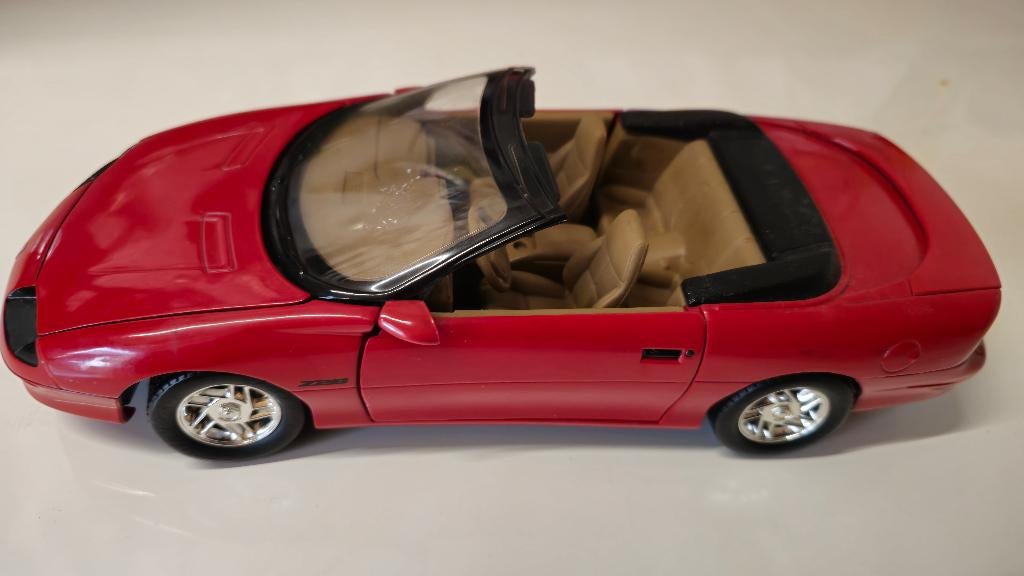 chevrolet camaro cabrio 1996 kleur rood van ertl 1:18, Ophalen, Zo goed als nieuw, Auto, ERTL