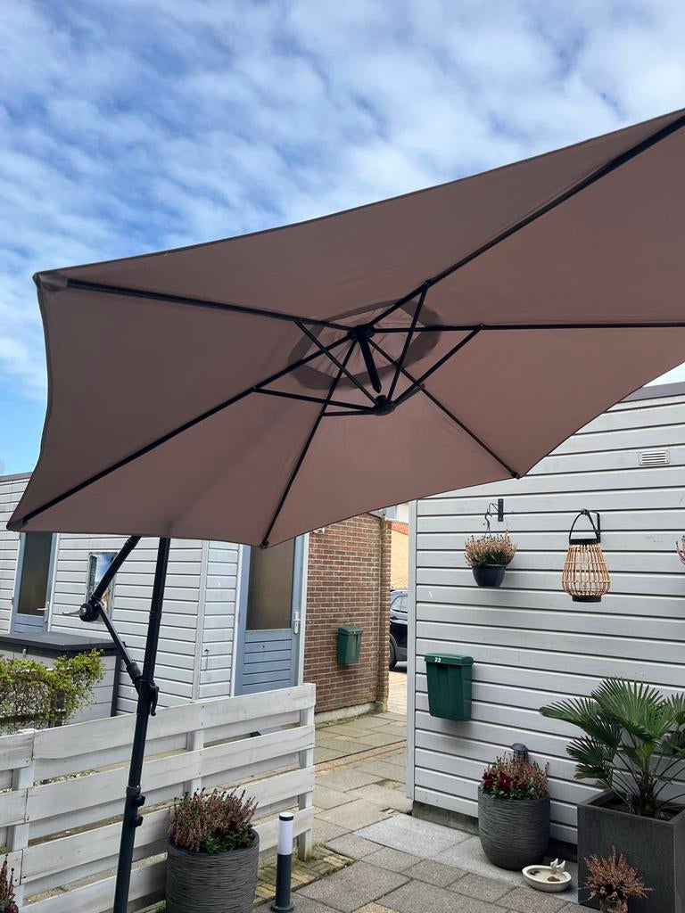 Zweefparasol zo goed als nieuw, Tuin en Terras, Parasols, Ophalen, Verstelbaar, 2 tot 3 meter, Zweefparasol